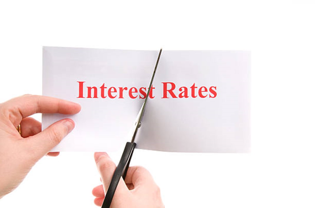 DEMYSTIFYING THE PRICING OF INTEREST RATE CUTS Rareview Capital LLC